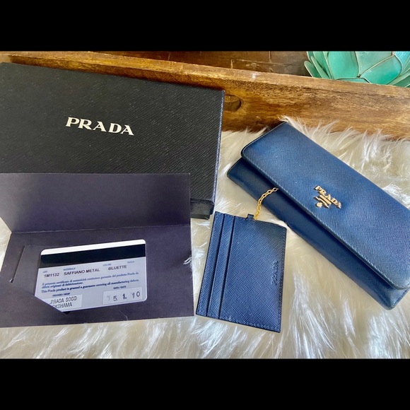 Prada Saffiano Wallet w/Removable badge holder - Picture 4 of 8